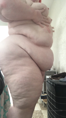 16518597_getting-my-day-started-means-lotioning-up-my-fat-rolls-to-ke_0.mp4