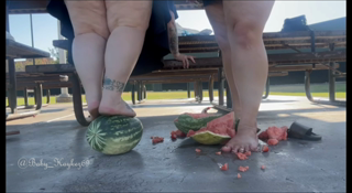 Baby_Kaykez69_-_2_BBW_with_wide_feet_smashing_watermelons_(id_6048018).mp4