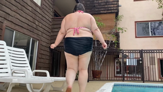 376944358_jumping-into-the-pool_0.m4v