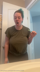 1535353617_pov-i-cant-stop-burping-while-i-brush-my-teeth-on-video-ch_0.mp4