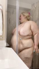 827129483_all-smiley-this-morning-showing-you-how-i-barely-fit-in-this_0.mp4
