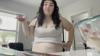 796207104_mommy-catches-you-sneaking-food-my-my-it-looks-like-momm_2.mp4