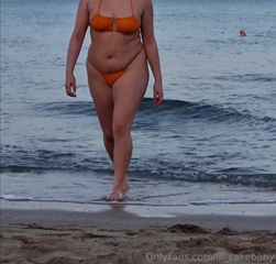 752617283_i-m-getting-so-jiggly-look-at-the-way-my-belly-wobbles-as-i_0.mp4