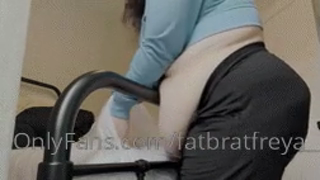 588089649_waddling-around-my-house-stuffing-my-face-vlog-30-mi_2.mp4