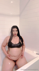 1556613039_fat-pig-in-the-shower_0.mp4
