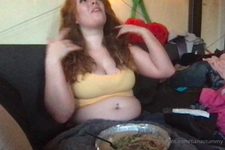 114620456_omg-here-s-me-eatin-a-lil-and-trying-on-cute-clothes_1.m4v