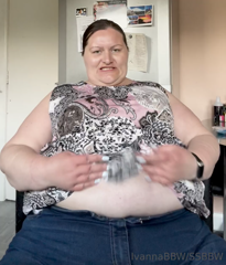 601962757_pizza-stuffing-wearing-very-tight-denim-shorts-so-tight-i-h_0.m4v