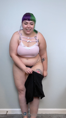 699556494_watch-me-jiggle-wiggle-shake-and-shimmy-to-try-to-fit-on-a_0.mp4