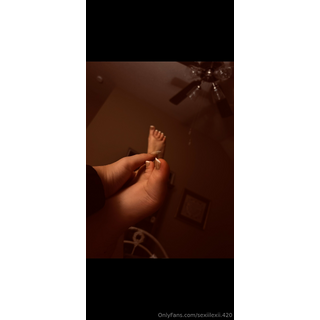 itsmemphishxe_Pretty_girl_~_Pretty_feet💕😜HMU_for_more_content)_4074854388.jpeg