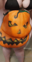 410685491_all-the-pumpkin-extras-screen-grabs-photos-clips-and-g_16.mp4