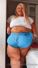 33295895_daily-show-striptease-in-a-tight-space_0.m4v