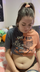 762889200_a-quick-little-treat-to-fill-my-belly-i-don-t-usually-eat_0.mp4