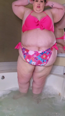1814858485_rub-a-dub-dub-barely-room-for-this-big-belly-babe-in-the_0.mp4
