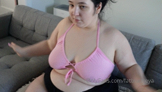 1059189551_i-need-a-feeder-i-ve-been-hard-at-work-packing-on-the-pounds_2.mp4