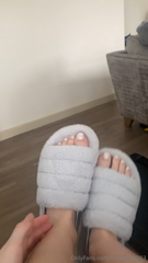 921794030_freshly-painted-toes-do-they-suit-me_0.mp4