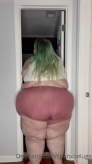337620957_i-was-staying-at-an-airbnb-and-the-bathroom-doors-were-so-sm_0.mp4