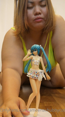 174425814_trying-to-crush-hatsune-figure_0.m4v