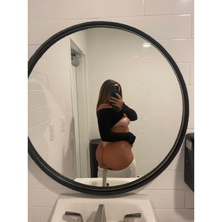 20240315-Had_to_sneak_off_to_the_bar_bathroom_to_snap_some__5_624772904776642561_624688243991916550.jpeg