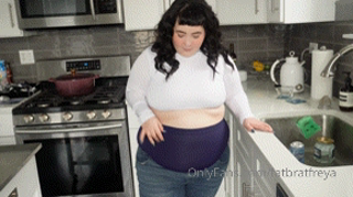 1018768610_i-need-pregnancy-jeans-well-i-ve-officially-sized-out-of-n_1.mp4
