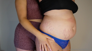 875938397_two-girls-one-belly-my-friend-feeds-me-my-best-fri_0.mp4