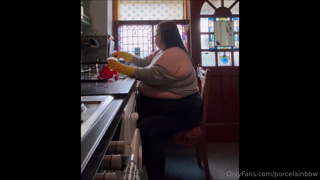 1132685640_i-be-sitting-my-fatness-down-to-wash-the-dishes_0.mp4