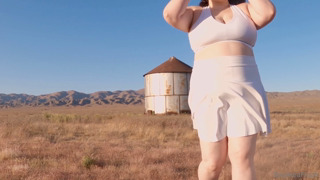 1073179752_watch-as-i-proudly-show-off-my-growing-food-baby-bump-in-thi_0.mp4