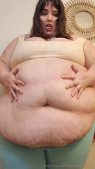 765590203_releasing-this-big-belly-from-these-tight-leggings_0.m4v