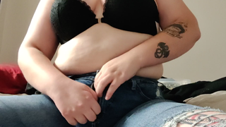 186891927_in-denial-of-weight-gain-so-i-try-on-my-old-tight-clothes_0.m4v