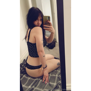 2024-05-07_New underwear shoot ends nude 🤭_1242x2208_bf0a7be5ee11fe9c6ec0103664dd2afc.jpeg