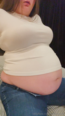830301760_as-my-belly-grows-bigger-and-bigger-so-does-my-appetite-i_0.mp4