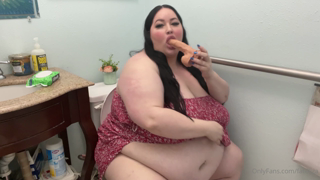 1044973105_sucking-your-cock-and-fucking-my-belly-button-on-my-throne_0.mp4