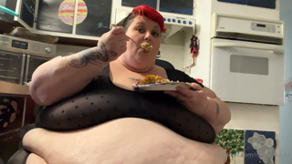 1411988073_behind-the-scenes-facestuffing-holiday-leftovers-yum-yummy_0.mp4