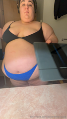 1359289396_my-first-at-home-weigh-in-i-weigh-my-belly-on-the-counter_3.mp4