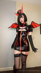 1417384338_posing-in-my-pvc-succubus-outfit_0.mp4