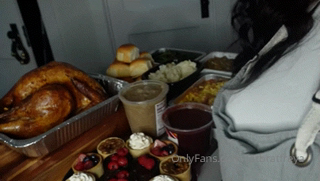 1400990537_piggy-freya-preps-a-feast-for-five-or-just-herself-its-ti_1.mp4