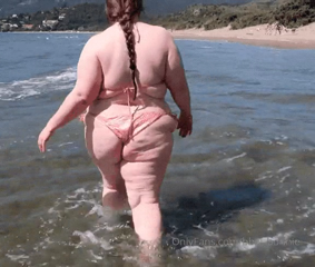 590172153_new-external-video-bbw-lets-it-all-hang-out-on-the-beac_0.mp4