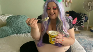 1100132012_1-pint-of-ice-cream-in-8-minutes-mhmmmm-yummy-i-feel-so-bloa_0.mp4