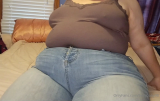 216659291_i-love-how-my-tight-jeans-settle-into-the-fold-in-my-fat-gut_0.m4v