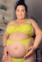 282843587_starting-to-really-love-my-standing-belly_0.m4v