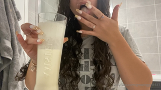 219543270_day-2-of-my-challenge-this-shake-was-extra-thick-might-up_0.m4v