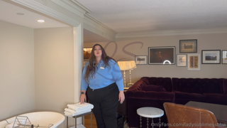1344885946_this-concierge-is-giving-five-star-service-she-just-can-t-r_0.mp4