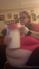 1293060674_16000-calories-in-this-gallon-of-cream-and-gain-powder-it_0.mp4