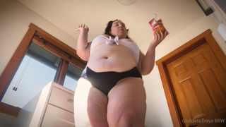 164221402_giantess-demands-to-eat-you-vore-after-a-dip-in-the-pool_0.mp4