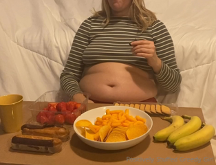 782934936_just-sat-down-and-pigged-out-while-watching-a-film-i-felt-s_2.mp4