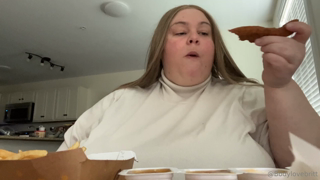 1734841767_showing-every-bite-of-mcdonald-s-i-took-during-lunch-then-s_0.mp4