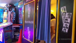 20211126-Arcade__photo_booth_flashing._I_wore_a_tie_front__1_320621445954674688_320621365877022720.mp4