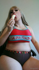 904918902_filling-up-this-gut-with-banana-and-sprite_0.m4v