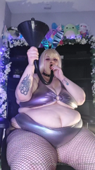 1000579908_fat-bunny-girl-funnels-2-large-blueberry-smoothies-this_0.mp4