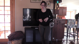 Bettie-Bondage---Filling-the-Hole-in-MILF's-Yoga-Pants-QumBsMRk.mp4