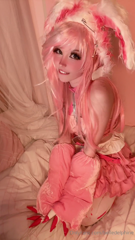 1092669978_omg-pink-hair-delphine-is-back_1.mp4